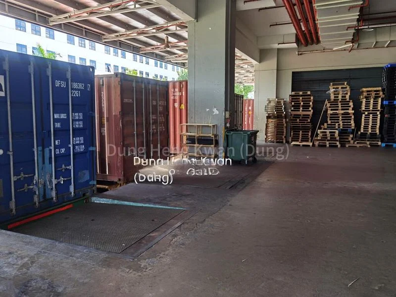 Warehouse for Rent:  Ground Floor - High Ceilings - 40ft Loading Bays - Image 2