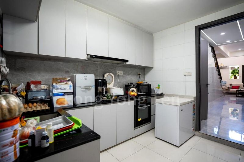 6 Bed Semi-Detached House (Landed) for Sale in Kembangan Estate - Image 3