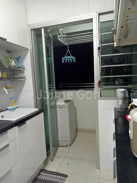 2 Room HDB for Rent in 18A Holland Drive - Image 6