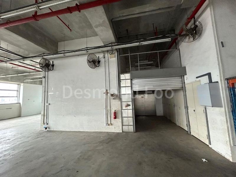 Light Industrial (B1) for Rent: Entire Floor, 5m High in Macpherson | With Attached Toilet - Image 3