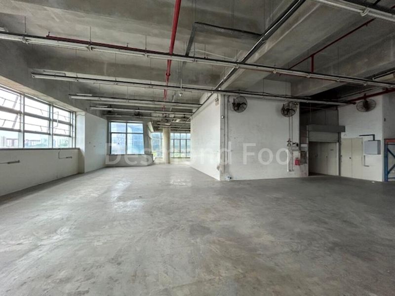 Light Industrial (B1) for Rent: Entire Floor, 5m High in Macpherson | With Attached Toilet - Image 2