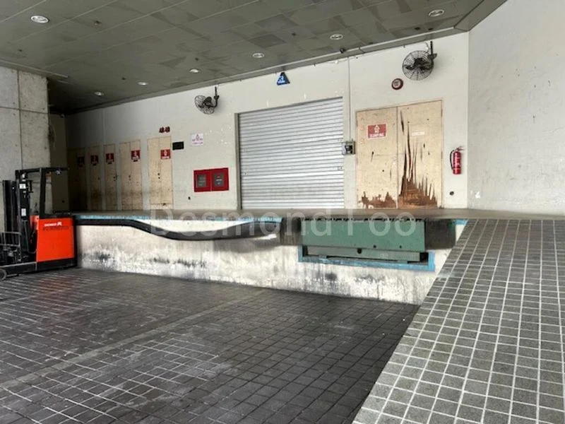 Light Industrial (B1) for Rent: Entire Floor, 5m High in Macpherson | With Attached Toilet - Image 7