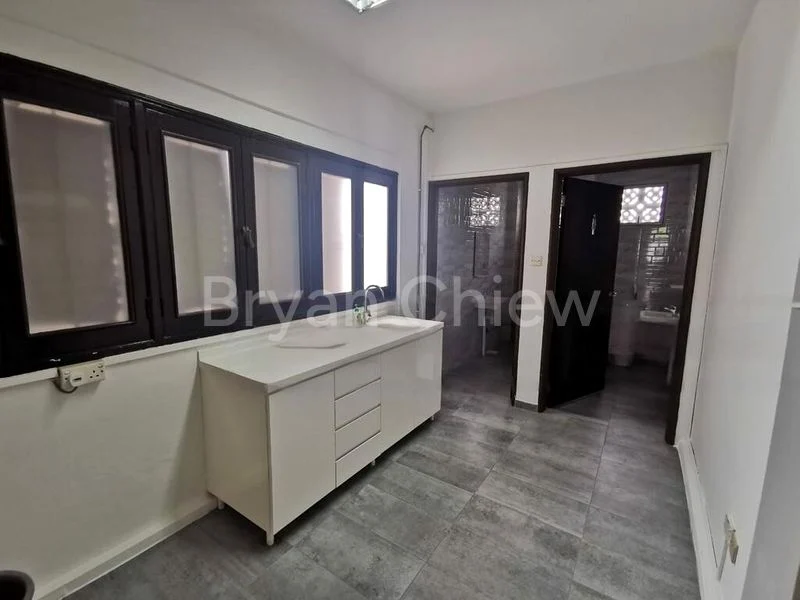 Shop / Shophouse for Rent: Stanley Street Shophouse - Ideal for Various Trades - Image 1