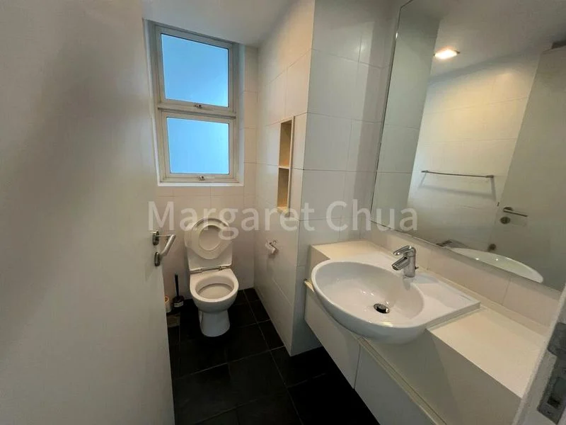 3 Bed Condo for Rent in  The Esparis - Image 5