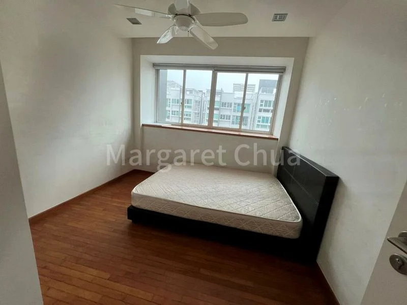 3 Bed Condo for Rent in  The Esparis - Image 8