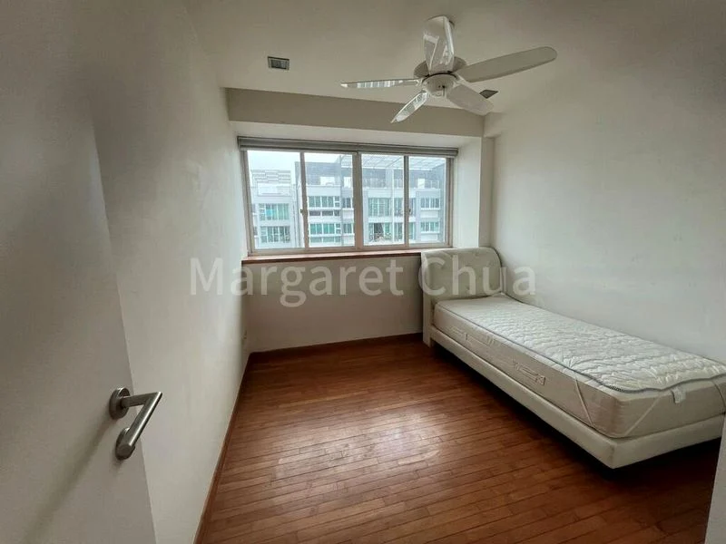 3 Bed Condo for Rent in  The Esparis - Image 9