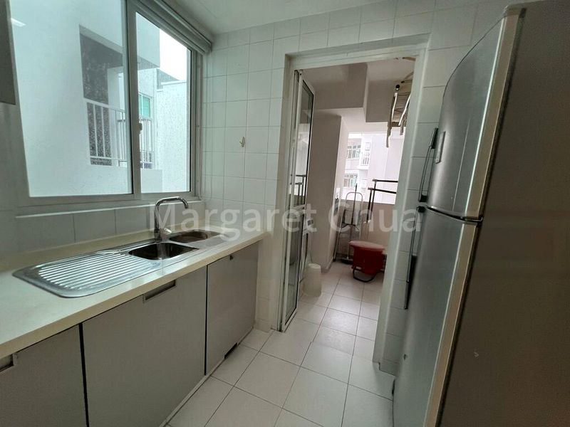 3 Bed Condo for Rent in  The Esparis - Image 4