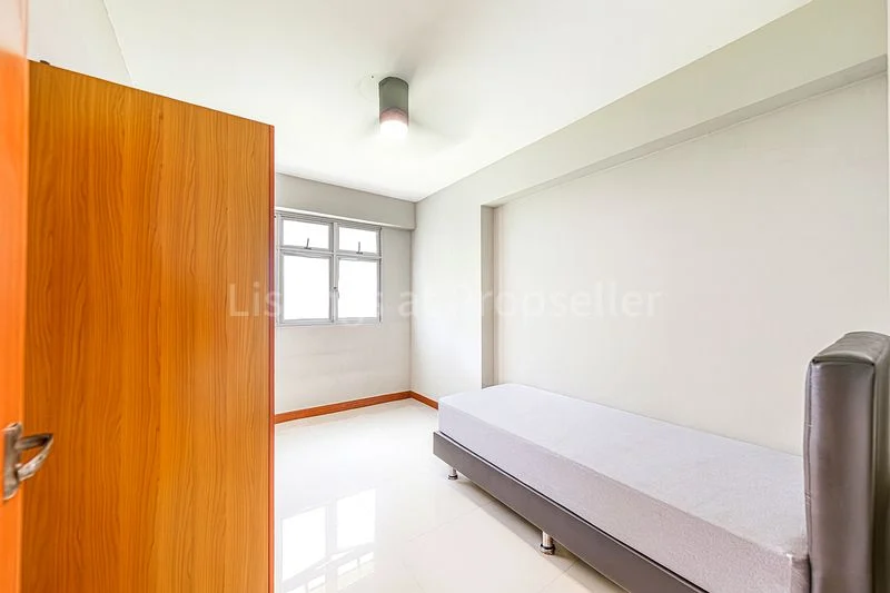 4 Room (4A) HDB for Sale in 673B Edgefield Plains - Image 9