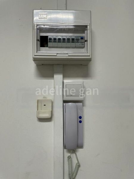 Light Industrial (B1) for Rent: Lip Hing Industrial Building - Image 2