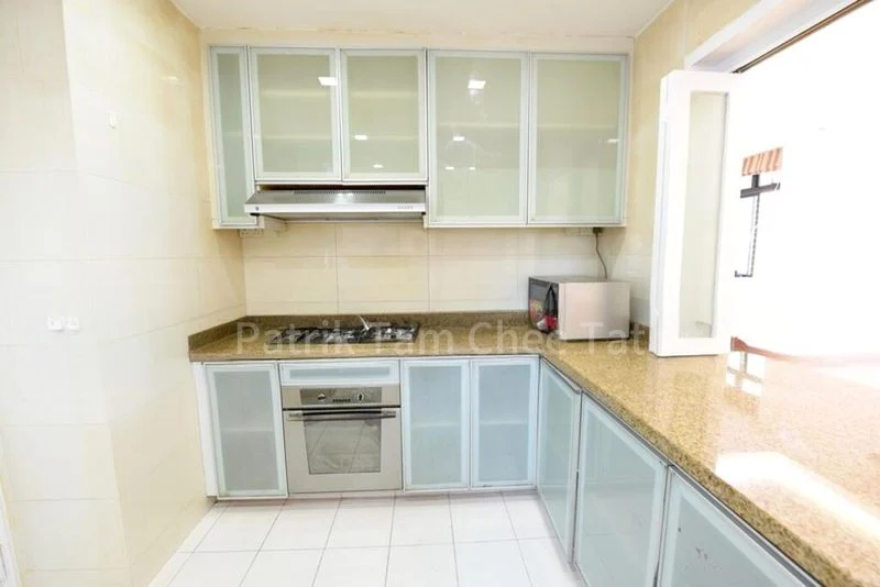 5 Bed Condo for Rent in  Spring Grove - Image 3