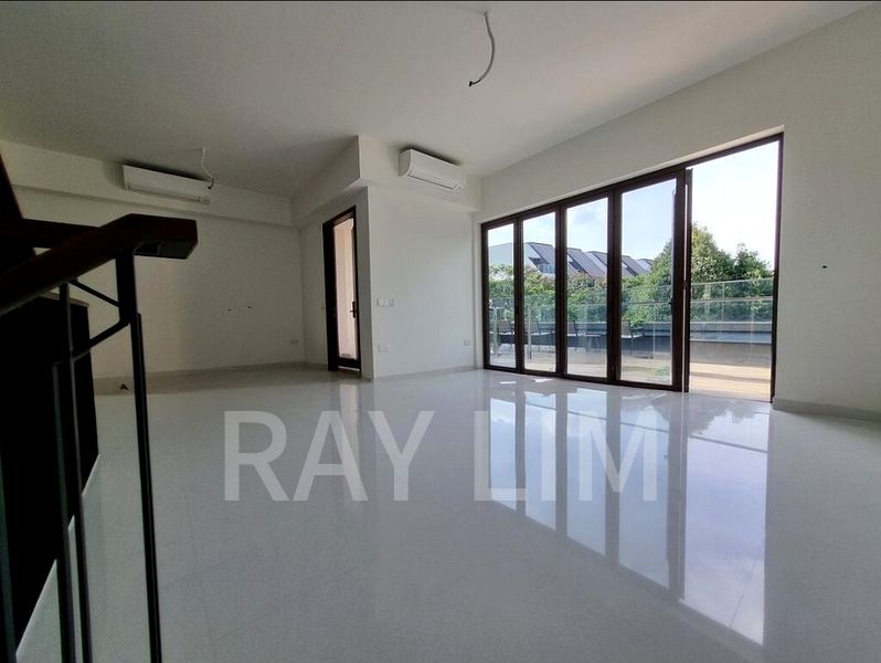 4 Bed Condo for Rent in  Holland Grove Road - Image 15