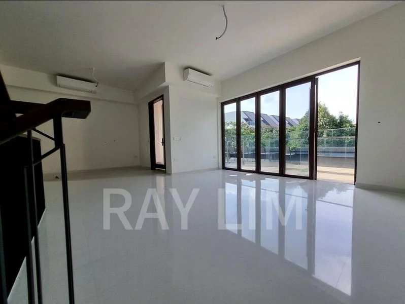 4 Bed Condo for Rent in  Holland Grove Road - Image 15