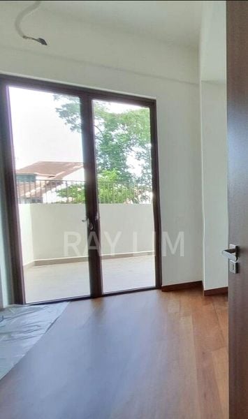 4 Bed Condo for Rent in  Holland Grove Road - Image 8