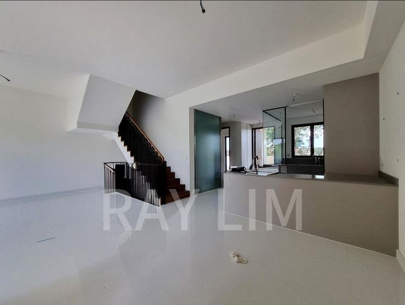 4 Bed Condo for Rent in  Holland Grove Road - Image 16