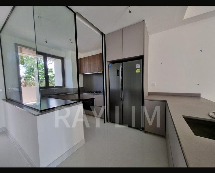 4 Bed Condo for Rent in  Holland Grove Road - Image 14