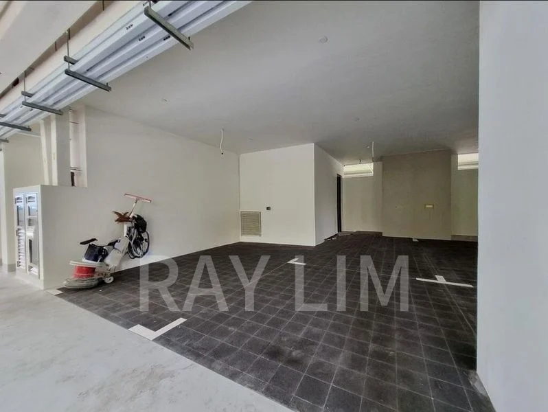 4 Bed Condo for Rent in  Holland Grove Road - Image 2