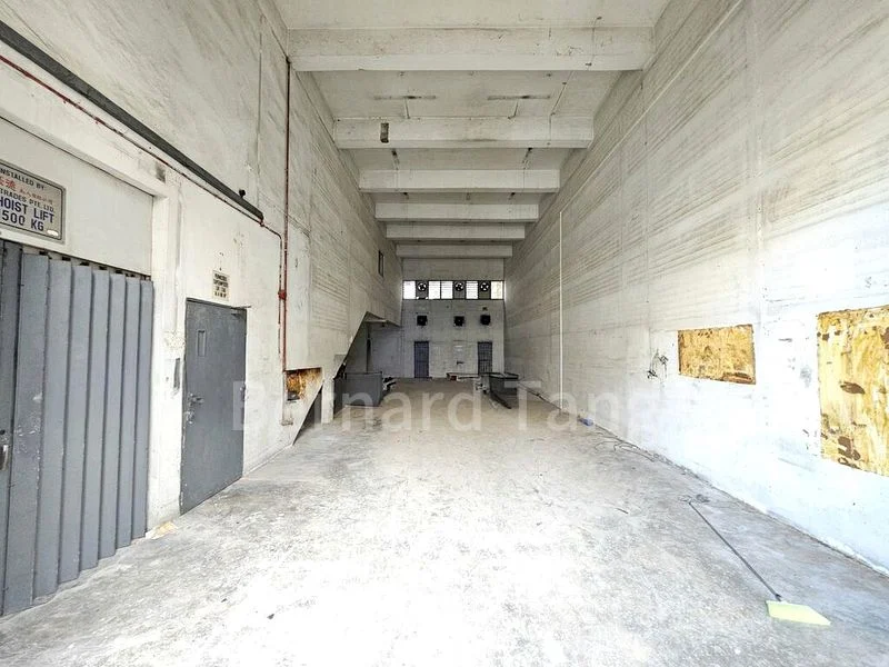 Light Industrial (B1) for Rent: Henson Warehouse - Image 1