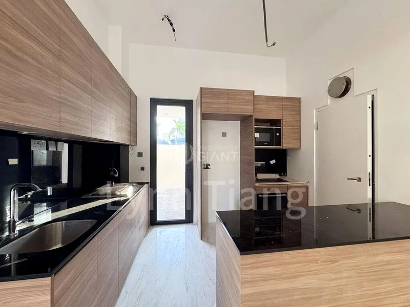 7 Bed Semi-Detached House (Landed) for Sale in Kembangan Gardens - Image 4