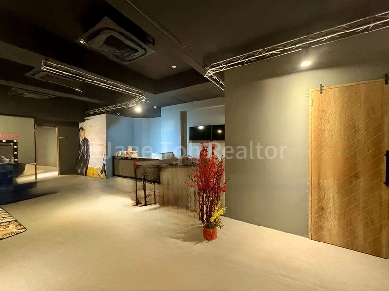 Shop / Shophouse for Rent: Carpenter Street - Suits School, Fitness, or Showroom - Image 12