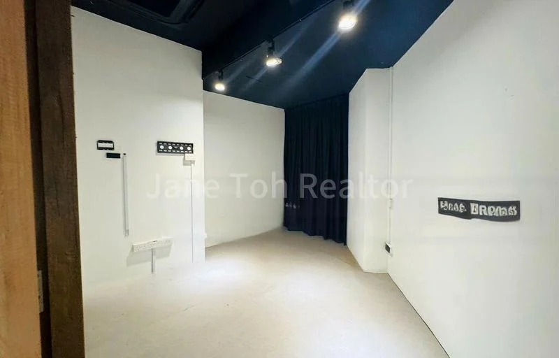 Shop / Shophouse for Rent: Carpenter Street - Suits School, Fitness, or Showroom - Image 15