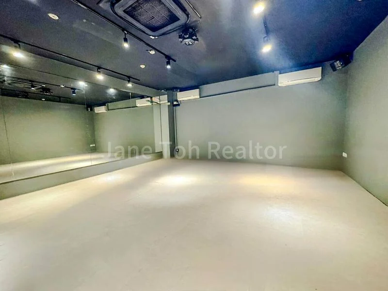 Shop / Shophouse for Rent: Carpenter Street - Suits School, Fitness, or Showroom - Image 10