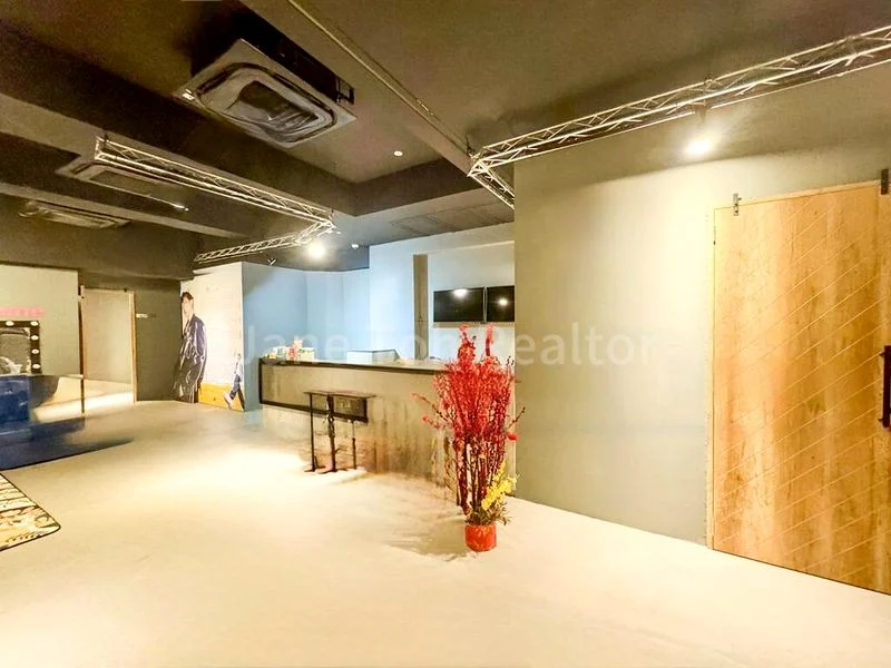 Shop / Shophouse for Rent: Carpenter Street - Suits School, Fitness, or Showroom - Image 11