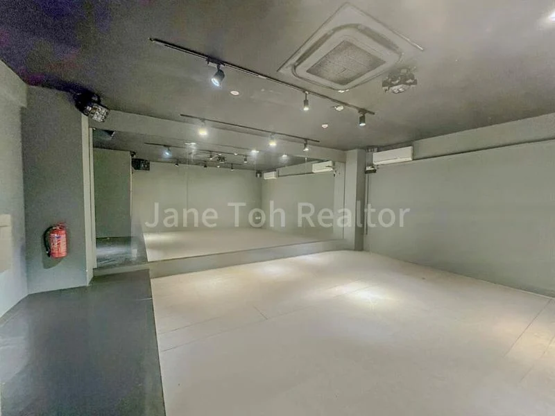 Shop / Shophouse for Rent: Carpenter Street - Suits School, Fitness, or Showroom - Image 6