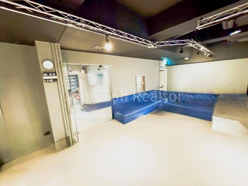 Shop / Shophouse for Rent: Carpenter Street - Suits School, Fitness, or Showroom - Image 5