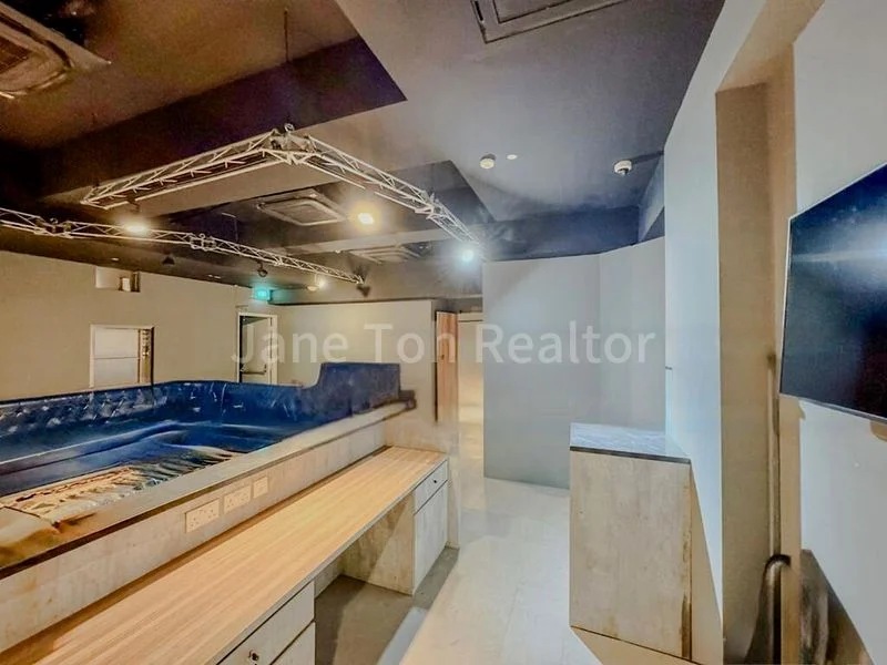 Shop / Shophouse for Rent: Carpenter Street - Suits School, Fitness, or Showroom - Image 4