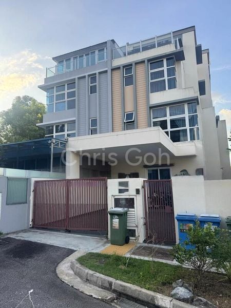 6 Bed Semi-Detached House (Landed) for Sale in Wak Hassan Drive - Image 5