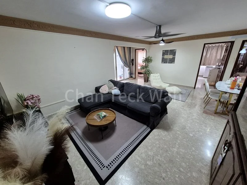 5 Room (5I) HDB for Sale in 658 Yishun Avenue 4 - Image 1