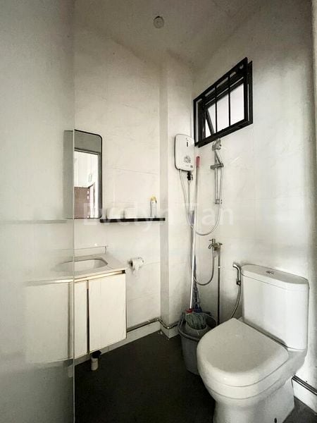 Light Industrial (B1) for Sale: UB. One, 1,800 Sq Ft Industrial/Retail Unit on 1-5 University Street - Image 5