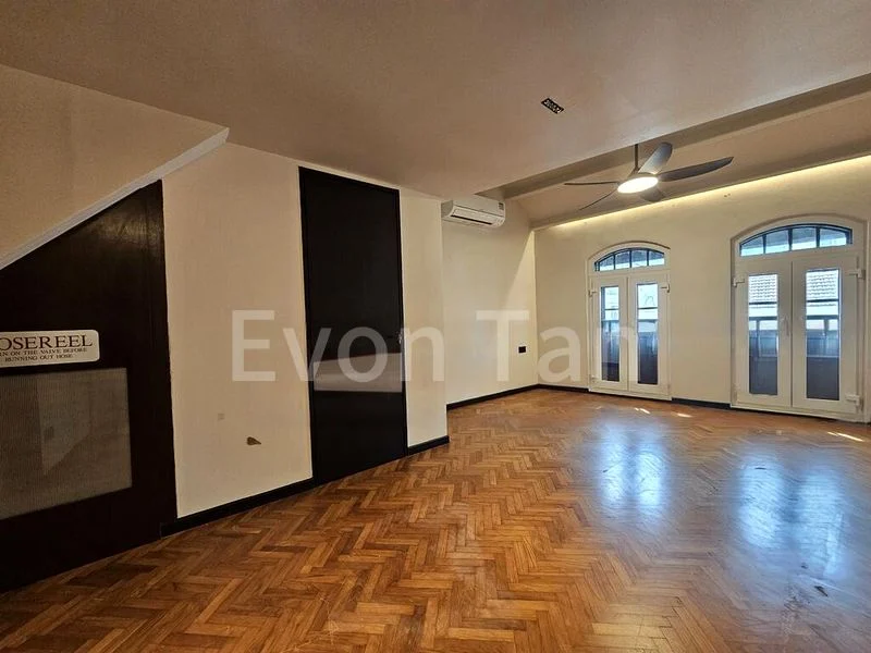 Shop / Shophouse for Rent:  Suits SOHO or Residential | 2 Rooms and Living Room - Image 1