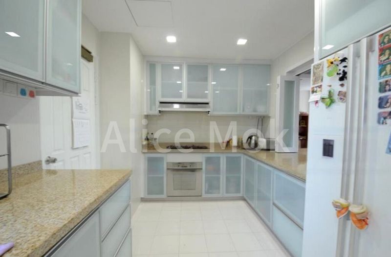 5 Bed Condo for Rent in  Spring Grove - Image 3