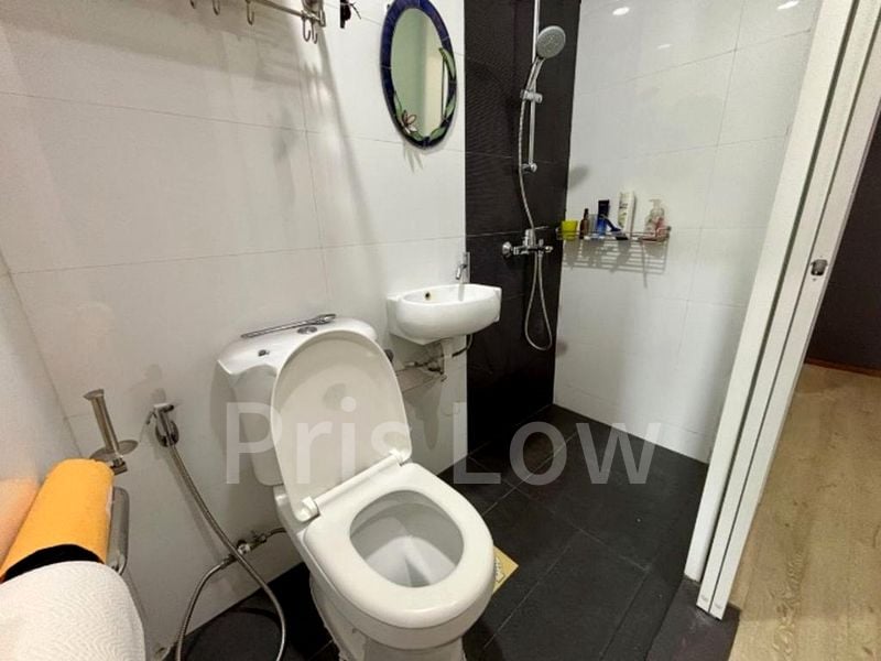 Master Room (Condo) for Rent in  Queensway Shopping Centre/Queensway Tower - Image 1