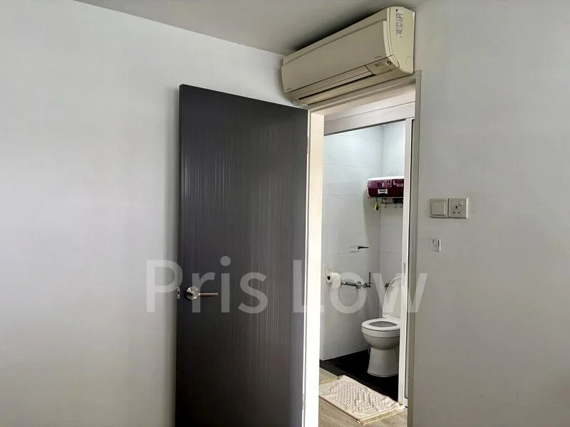 Master Room (Condo) for Rent in  Queensway Shopping Centre/Queensway Tower - Image 2
