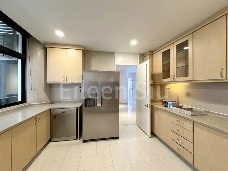 3 Bed Condo for Rent in  The Colonnade - Image 10