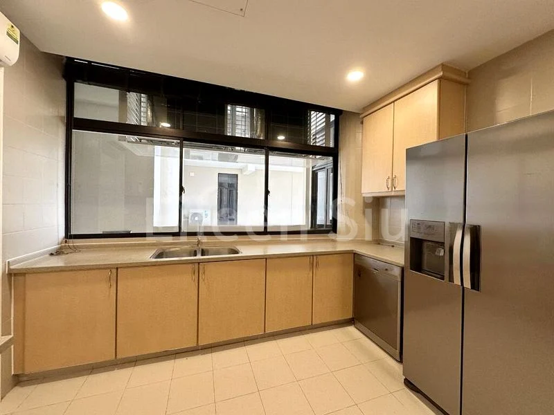 3 Bed Condo for Rent in  The Colonnade - Image 12