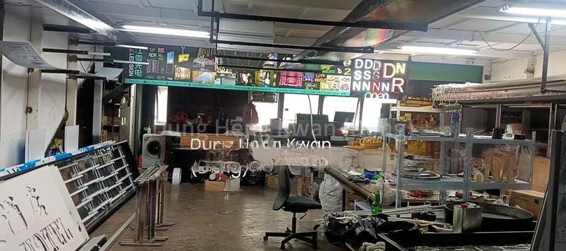 Factory / Workshop (B2) for Sale:  Ramp Up | High Ceilings | Most Trades - Image 3