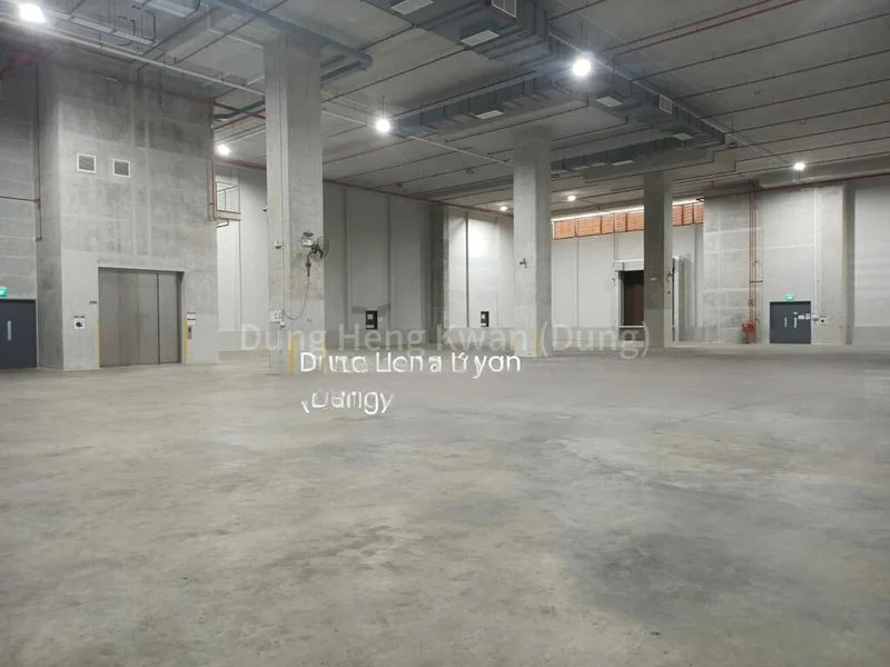 Warehouse for Rent:  10m Ceiling | Cargo Lifts | Loading Bays - Image 3
