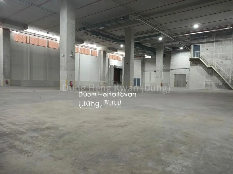 Warehouse for Rent:  10m Ceiling | Cargo Lifts | Loading Bays - Image 4