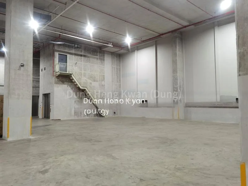 Warehouse for Rent:  10m Ceiling | Cargo Lifts | Loading Bays - Image 2