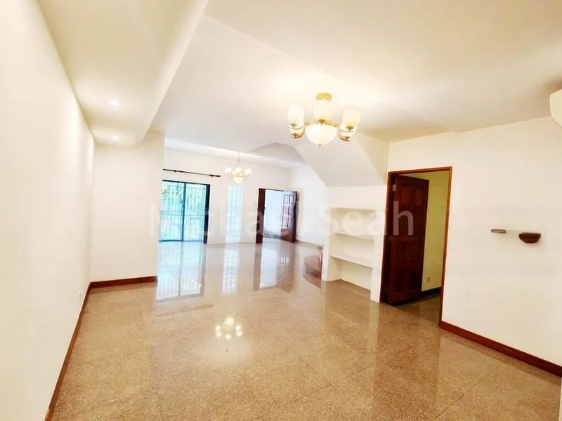 5 Bed Terraced House (Landed) for Rent in  Bartley Rise Estate - Image 1