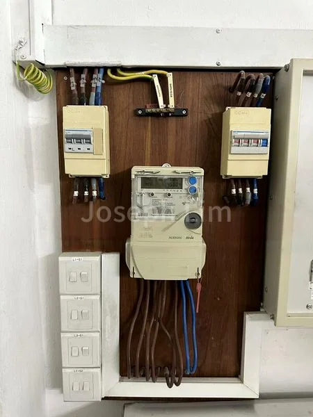 Light Industrial (B1) for Sale: Gold Pine Industrial Building - Image 2