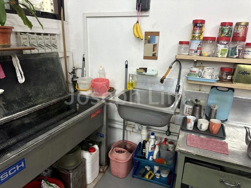 Light Industrial (B1) for Sale: Gold Pine Industrial Building - Image 3