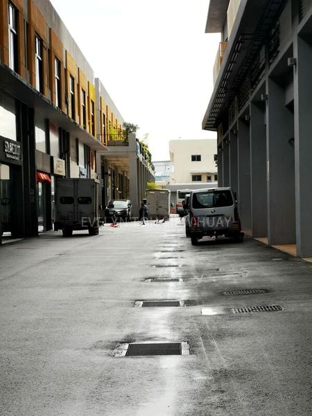 Light Industrial (B1) for Rent: Tradehub 21 - Image 2