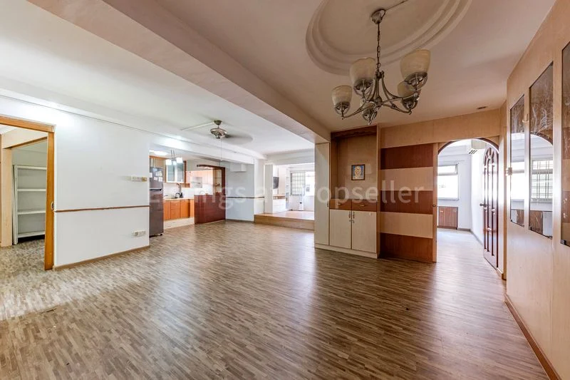 Executive HDB for Sale in 154 Pasir Ris Street 13 - Image 2