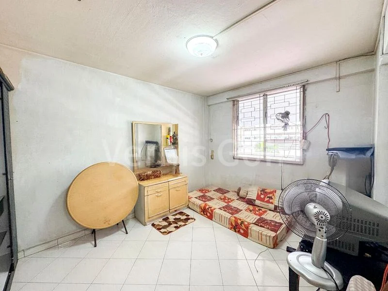 3 Room (3I) HDB for Sale in 169 Stirling Road - Image 2