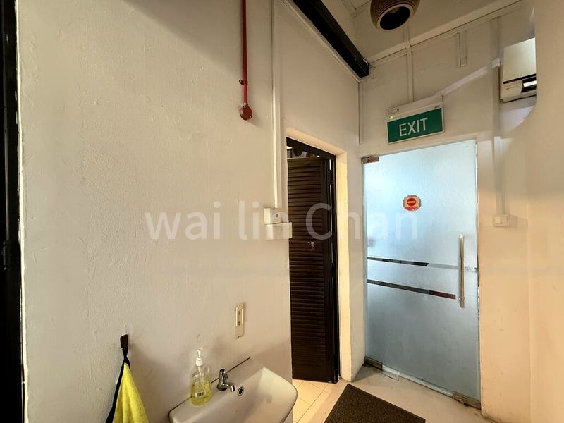 Shop / Shophouse for Rent: Shophouse w/ Mezzanine Office, Retail Interior Design for Hair Salon - Image 6