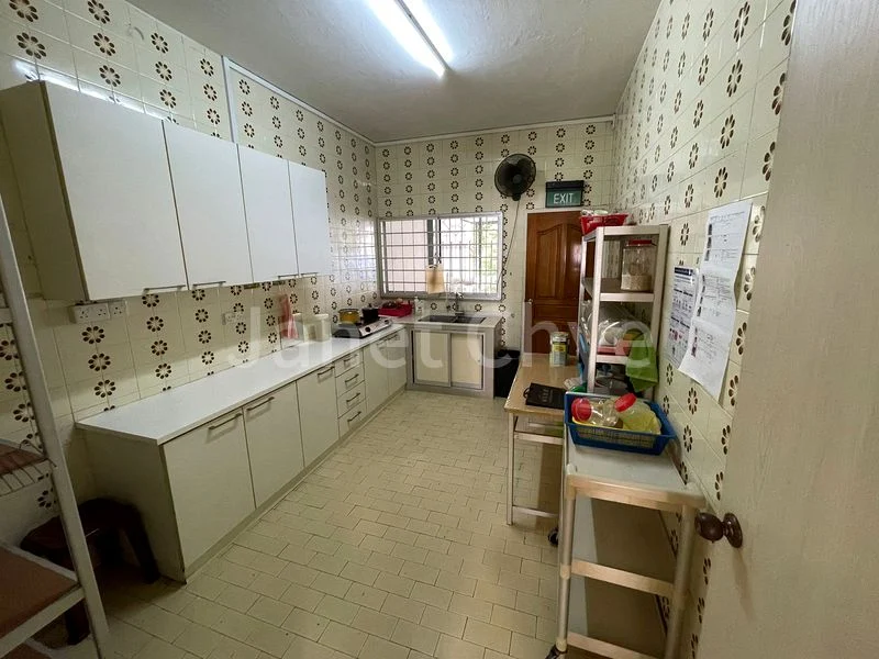 4+1 Bed Semi-Detached House (Landed) for Rent in  Lengkong Dua - Image 12